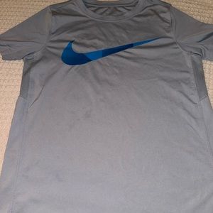 Nike youth M tshirt